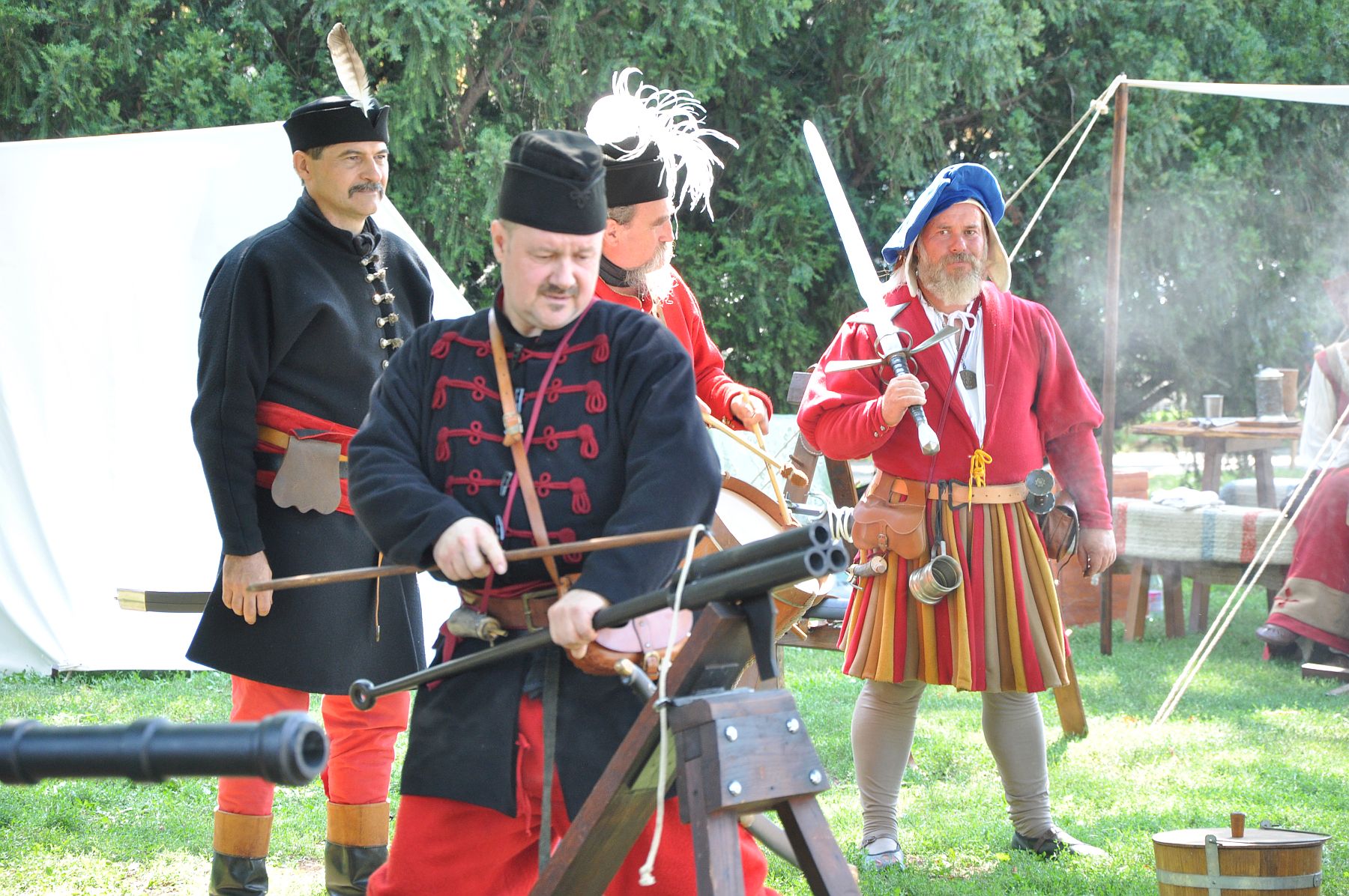 Hagyományőrző csoportok korhű  harci bemutatói a Zichy ligetben
